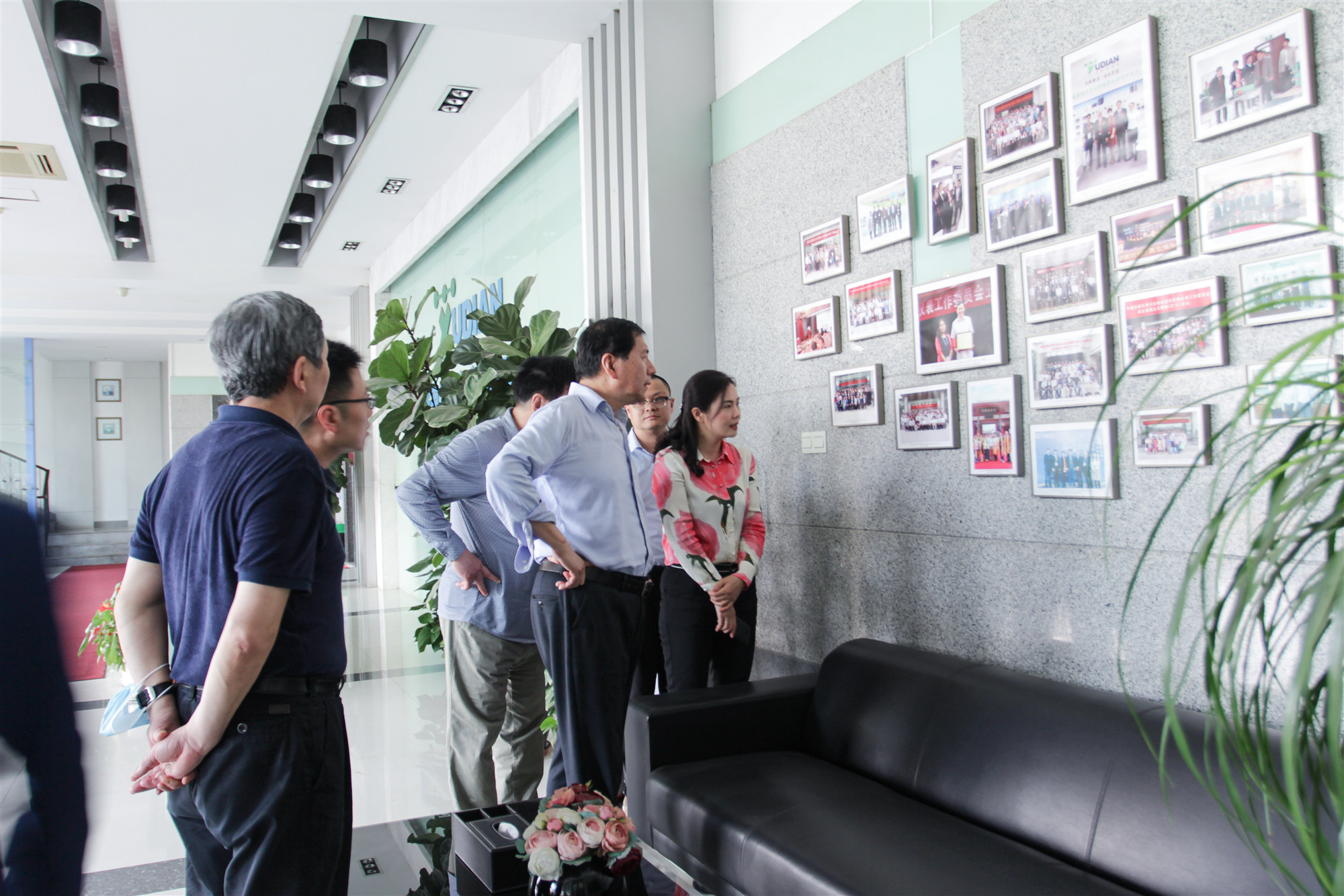 與會專家參觀宇電1_副本.jpg 與會專家參觀宇電1_副本.jpg