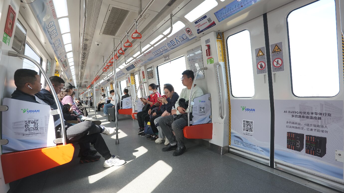 地鐵列車內(nèi)部圖片.JPG 地鐵列車內(nèi)部圖片.JPG